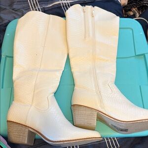Pierre Dumas Cream Heeled Boots